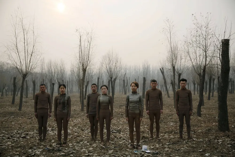 “Invisible Man” Liu Bolin Addresses China's Smog