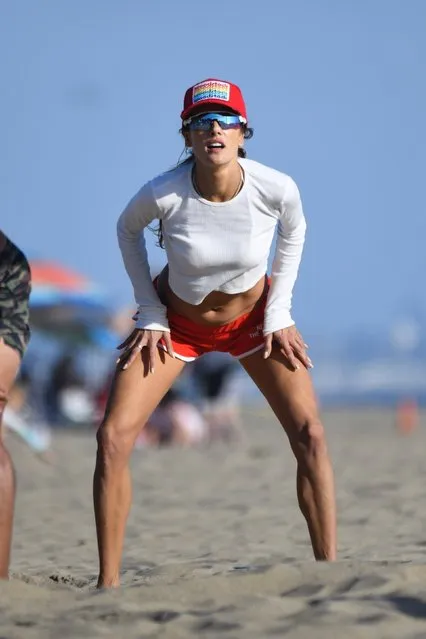 Brazilian model Alessandra Ambrosio makes a splash on Labor Day, soaking up the sun and spiking some fun with friends in a beach volleyball showdown in Santa Monica, CA on September 4, 2023. (Photo by Backgrid USA)