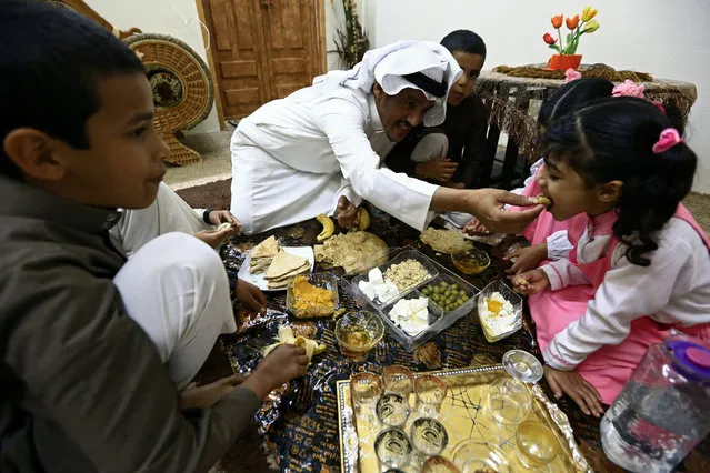 Saudi man Yazid al-Fefi has breakfast with his children before they go to their school through Fifa Mountain, in Jazan, south of Saudi Arabia, December 15, 2016. (Photo by Mohamed Al Hwaity/Reuters)