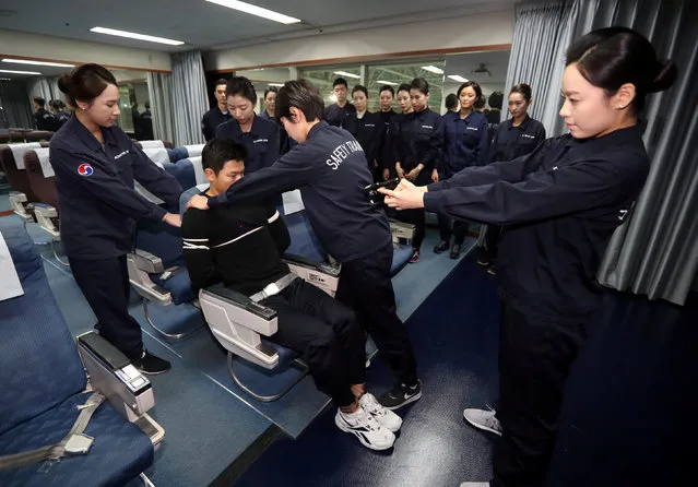 Cabin crews attend a training session on how to manage in-flight disturbances in Seoul, South Korea, December 27, 2016. (Photo by Oh Dae-il/Reuters/News1)