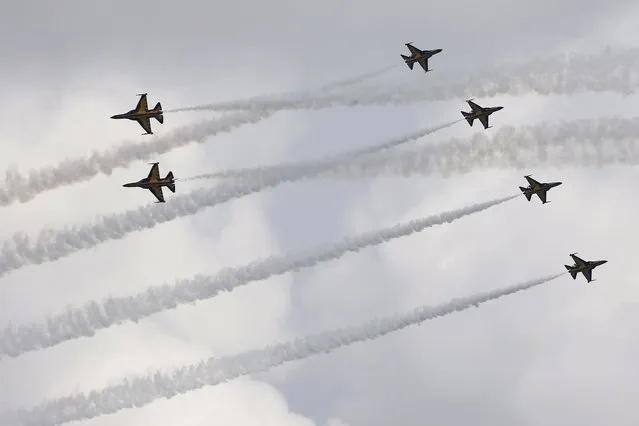 South Korea's Black Eagles aerobatics team perform a maneuver during a preview of the Singapore Airshow at Changi exhibition center in Singapore February 14, 2016. (Photo by Edgar Su/Reuters)