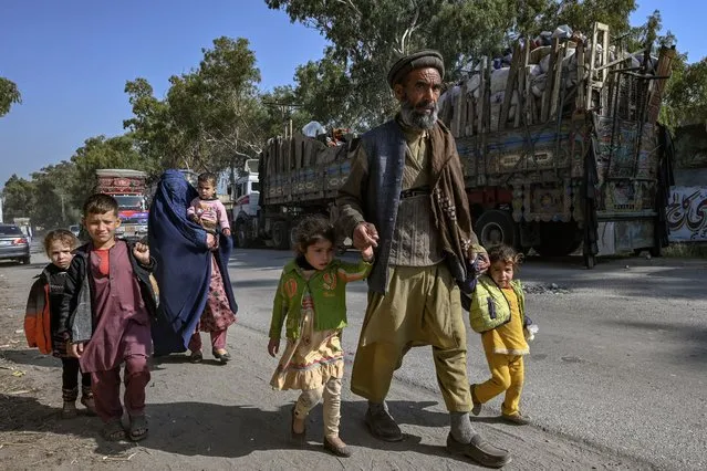 An Afghan refugee family living in Pakistan arrives outside the United Nations High Commissioner for Refugees (UNHCR) repatriation center, some 25 Km from Peshawar on October 25, 2023, as they return to Afghanistan following Pakistan's government decision to expel people illegally staying in the country. (Photo by Abdul Majeed/AFP Photo)