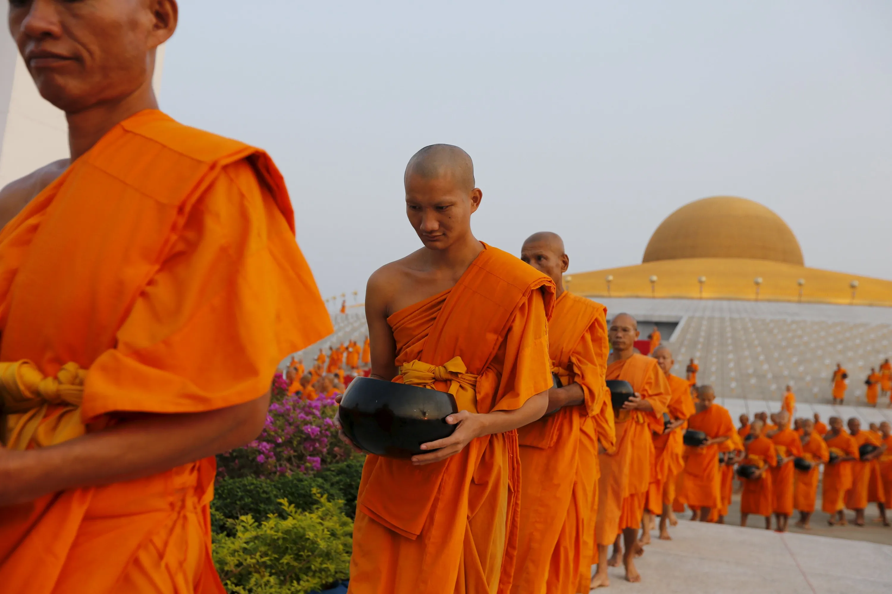 Что такое буддисты. Буддизм махаяна монахи. Буддийский монах буддийские монахи. Монахи Тайланда. Монашество в буддизме.