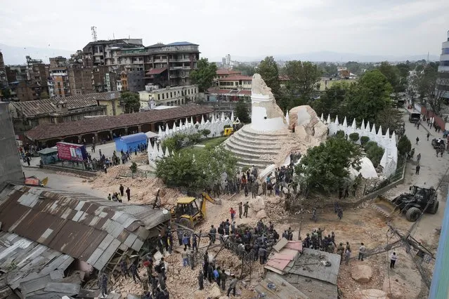 People inspect the damage of the collapsed landmark Dharahara, also called Bhimsen Tower, after an earthquake caused serious damage in Kathmandu, Nepal, 25 April 2015. (Photo by Narendra Shrestha/EPA)