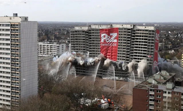 The “Weisse Riese” (White Giant) tower crumbles under the impact of explosives in a demolition in Duisburg, Germany, 24 March 2019. The demolition company uses 290 kilograms of explosives for the blasting to demolish the 45,000-ton and 22-storey residential building from the 1970s. The tower block is one of six buildings in the residential park in Duisburg's Hochheide district. The blasting of the building was planned for autumn 2017, but had to be postponed at short notice due to asbestos findings. (Photo by Friedemann Vogel/EPA/EFE)