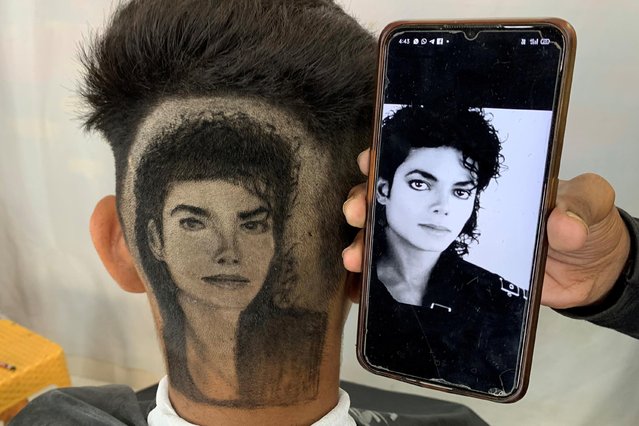 Rajwinder Singh Sidhu, 29, a barber, created this detailed portrait of Michael Jackson inside his shop in Dabwali town, in the northern state of Punjab, India, October 12, 2021. (Photo by Sunil Kataria/Reuters)