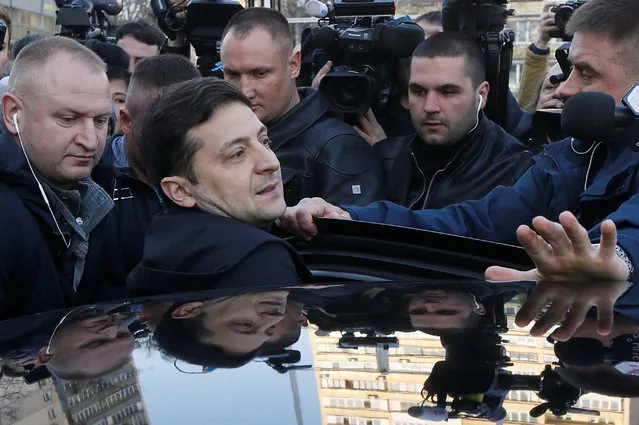 Ukrainian presidential candidate and comedian Volodymyr Zelenskiy gets into a car after undergoing a drugs and alcohol test, which is a precondition to participate in a policy debate ahead of the second round of a presidential election, outside a hospital in Kiev, Ukraine on April 5, 2019. (Photo by Valentyn Ogirenko/Reuters)