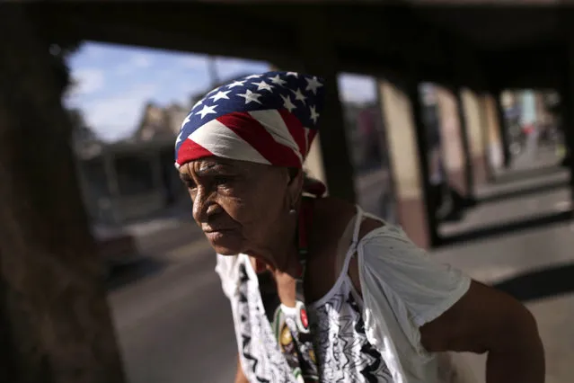 A woman wears a headscarf in the U.S. flag's colors while walking in Havana, Cuba March 18, 2016. (Photo by Ueslei Marcelino/Reuters)