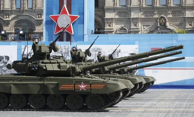 Russian servisemen drive T-90A main battle tanks during the Victory Day parade at Red Square in Moscow, Russia, May 9, 2015. (Photo by Grigory Dukor/Reuters)