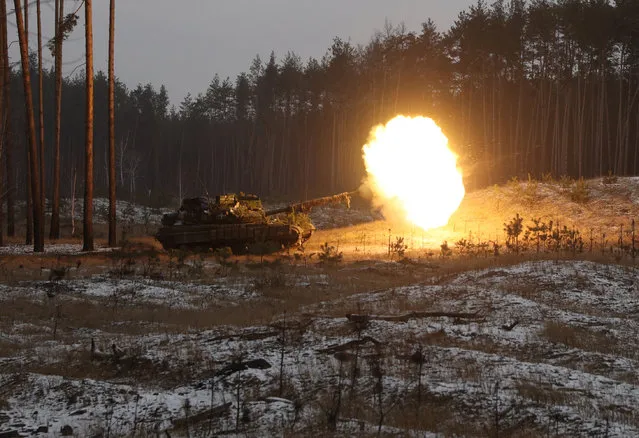 A Ukrainian tank fires at Russian positions near Kreminna, Lugansk region, on January 12, 2023, amid the Russian invasion of Ukraine. (Photo by Anatolii Stepanov/AFP Photo)