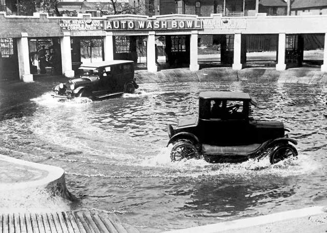 A new method of washing autos, Chicago, Illinois, September 20, 1924. Two cars at a time run through the Auto Wash Bowl to clean the mud and dirt from the wheels and axles. (Photo by Underwood Archives/Getty Images)