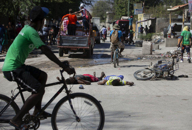 The bodies of two inmates lie on the street outside the Croix-des-Bouquets Civil Prison after an attempted breakout, in Port-au-Prince, Haiti, Thursday, February 25, 2021. At least seven people were killed and one injured after eyewitnesses told The Associated Press that several inmates tried to escape from the prison in Haiti’s capital. (Photo by Dieu Nalio Chery/AP Photo)