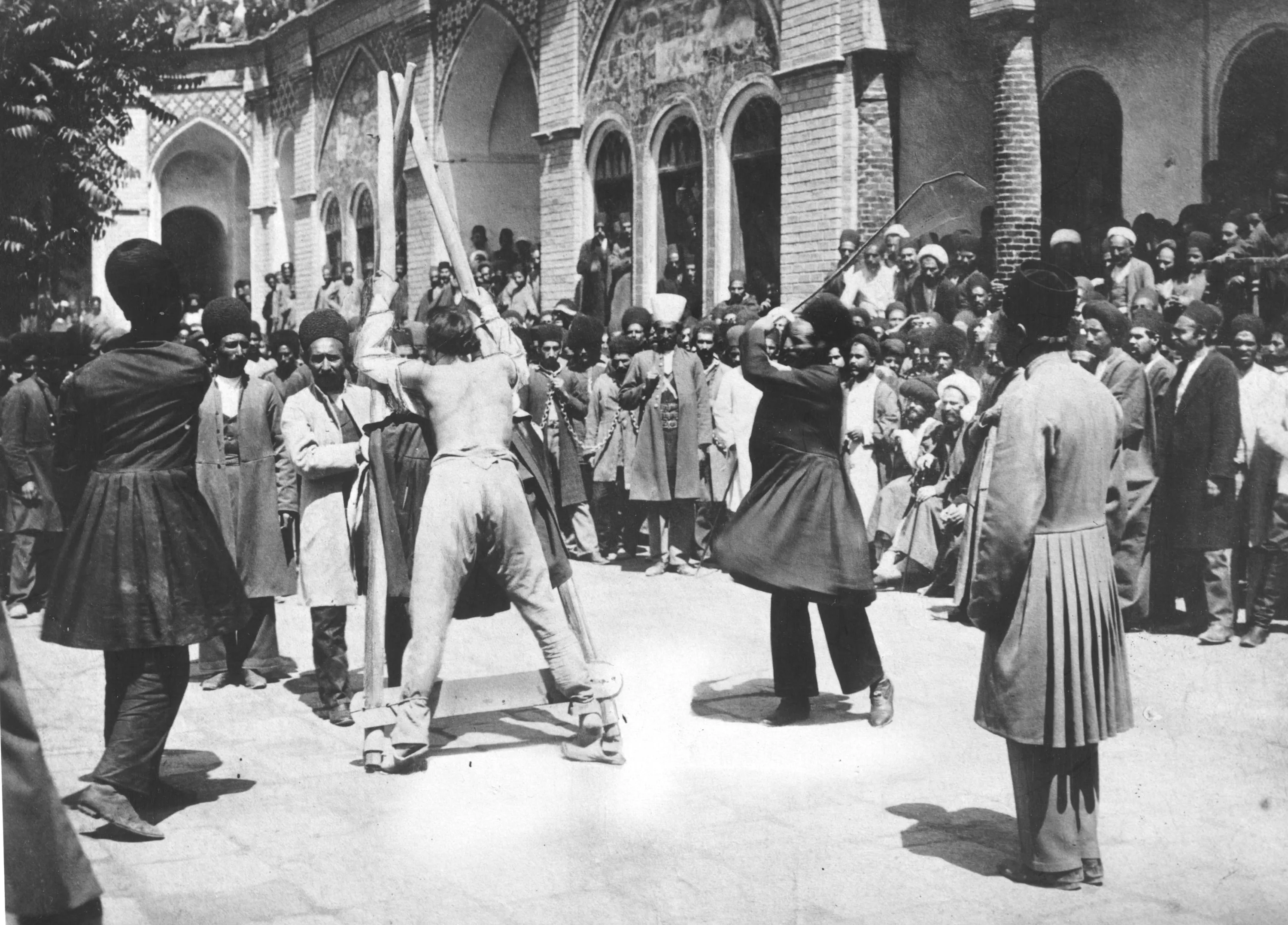 Прилюдно это. Персия 1910. Публичная казнь Ференца Салаши. Публичное наказание плетью.