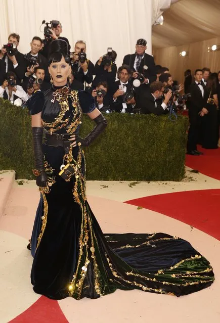 Singer Katy Perry arrives at the Metropolitan Museum of Art Costume Institute Gala (Met Gala) to celebrate the opening of “Manus x Machina: Fashion in an Age of Technology” in the Manhattan borough of New York, May 2, 2016. (Photo by Lucas Jackson/Reuters)