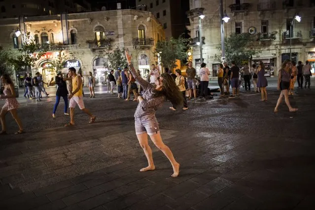 An Israeli artist performs during a flash mob for peace on July 12, 2014 in Jerusalem, Israel. Israel's operation “Protective Edge” has entered its fifth day as the IDF continue to carry out massive airstrikes across the Gaza Strip, killing more than 120 people, the majority of whom are civilians. (Photo by Ilia Yefimovich/Getty Images)