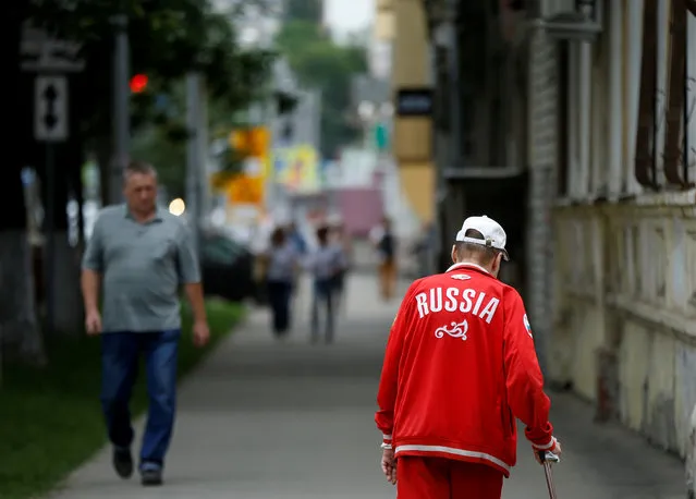People walk on the street in Samara, Russia on July 18, 2017. (Photo by David Mdzinarishvili/Reuters)