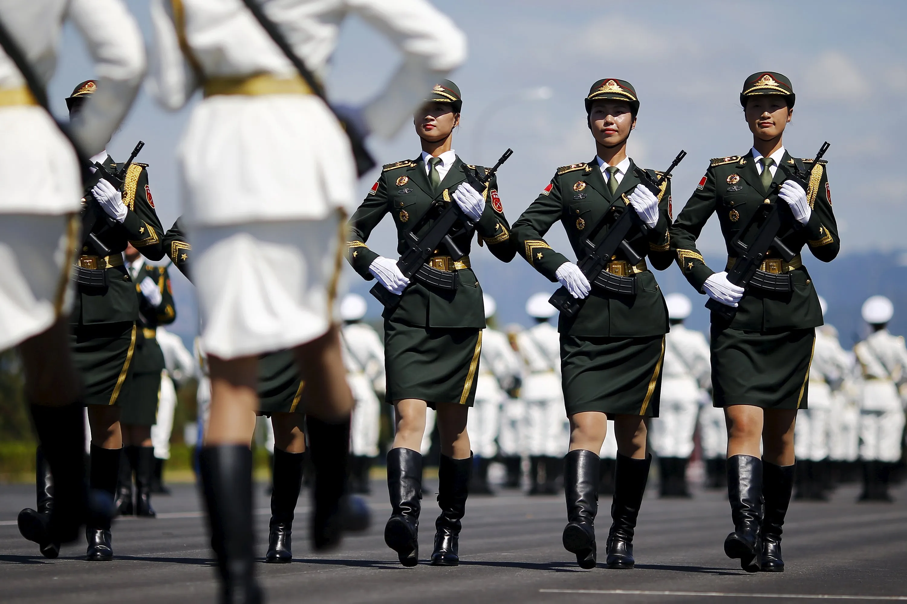 Разные военные формы. Военная форма. Военные китайские девушки на параде. Женская парадная Военная форма. Военный парад.