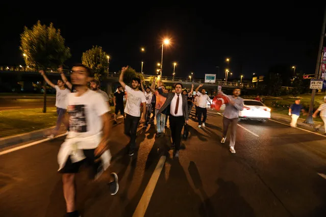 Supporters of Turkish President Recep Tayyip Erdogan chant slogans on July 15, 2016 in Istanbul, Turkey. (Photo by Defne Karadeniz/Getty Images)