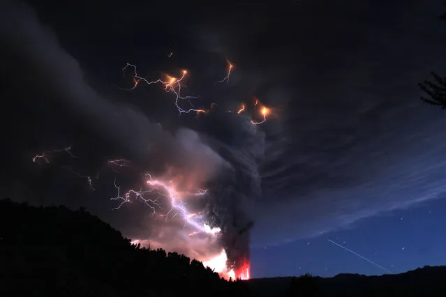 Lightning bolts strike around the Puyehue-Cordon Caulle volcanic chain near southern Osorno city June 5, 2011. (Photo by Ivan Alvarado/Reuters)