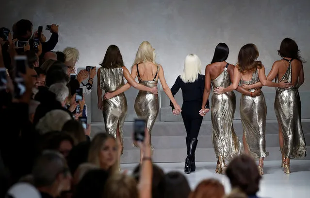 Italian designer Donatella Versace (3L) acknowledges the applause with former top models Carla Bruni (L), Claudia Schiffer, Naomi Campbell, Cindy Crawford and Helena Christensen (R) at the end of Versace Spring/Summer 2018 show at the Milan Fashion Week in Milan, Italy, September 22, 2017. (Photo by Stefano Rellandini/Reuters)