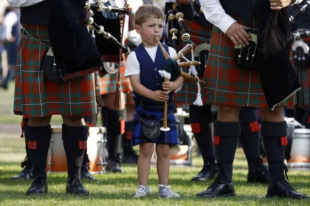 Pipe bands take part in the World Pipe Band Championships on August 13, 2022 in Glasgow, Scotland. Over one hundred pipe bands return to Glasgow Green to compete in this year’s World Pipe Band Championships, the city first held the event back in1948 and has been the host city every year since 1986. (Photo by Jeff J. Mitchell/Getty Images)