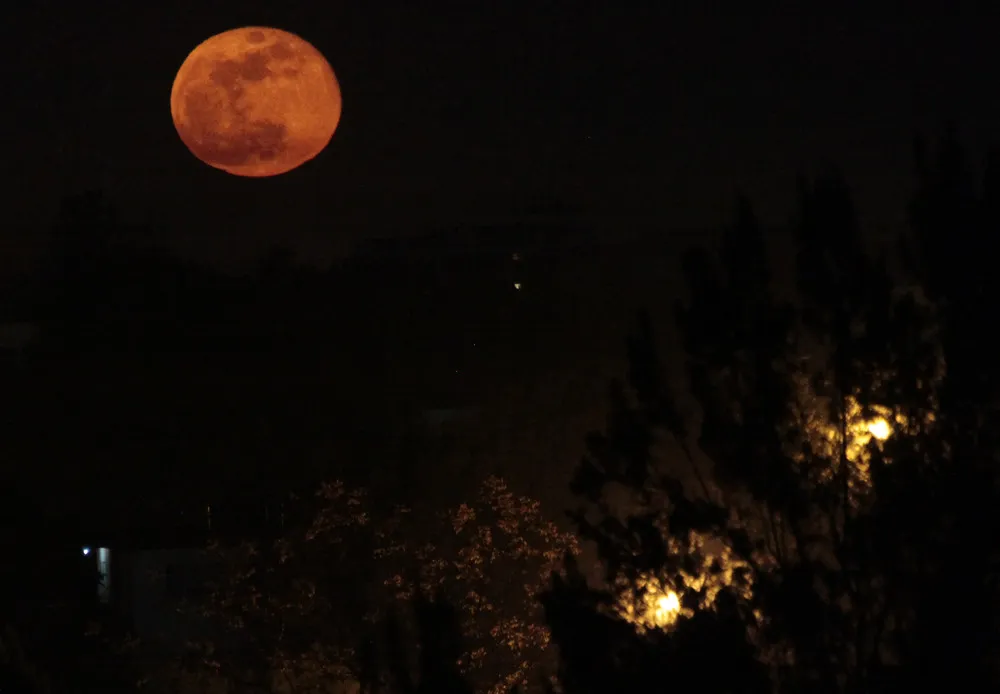 Supermoon Finale Lights Up the Night