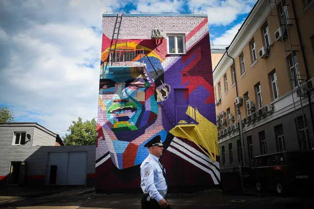 A russian security guard passes by a graffiti featuring Portugal's player Cristiano Ronaldo in center Kazan, Russia, 15 June 2017. Portugal will face Mexico in a FIFA Confederations Cup 2017 Group A match at Kazan Arena on 18 June. (Photo by Mario Cruz/EPA)