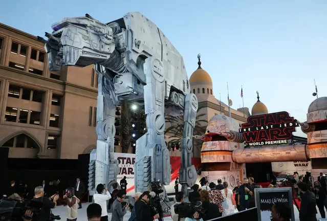 An AT-M6 walker from “Star Wars: The Last Jedi” appears on the red carpet during the world premiere at the Shrine Auditorium in Los Angeles, California, USA, 09 December 2017. (Photo by Eugene Garcia/EPA/EFE)