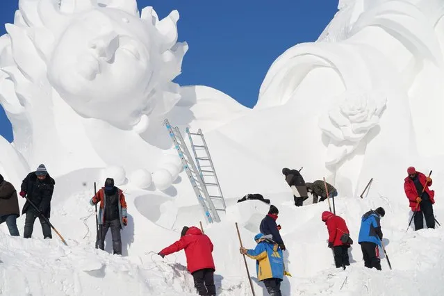 Staff members work on a gigantic snow sculpture for the upcoming 35th Taiyangdao Island (Sun Island) International Snow Sculpture Expo in Harbin, Heilongjiang Province, China, 18 December 2022. (Photo by Wang Song/EPA/EFE)