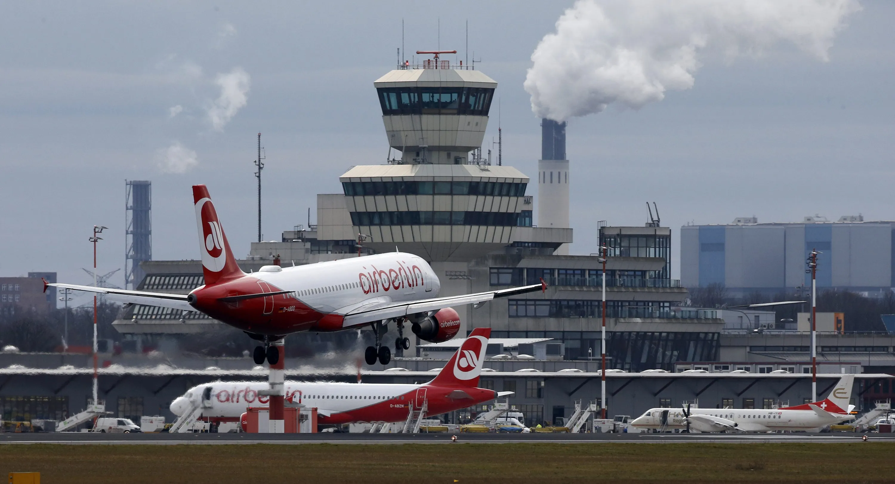 Москва берлин самолет. Аэропорт Германии Берлин. Air Berlin Tegel. Берлинский Международный аэропорт. Аэропорт Тегель Берлин вид сверху.