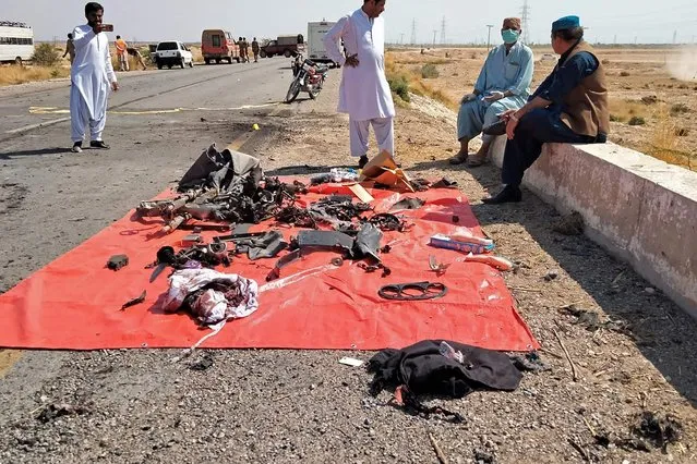 Security officials examine the site after a suicide attack on a police truck near Dhadar, the main town of Kachhi district, about 120 kms southeast of Quetta in Balochistan province on March 6, 2023. A suicide bomber killed nine police officers and wounded 16 others on March 6 in an attack on their truck in southwestern Pakistan, officials said. (Photo by Mohammad Aslam/AFP Photo)