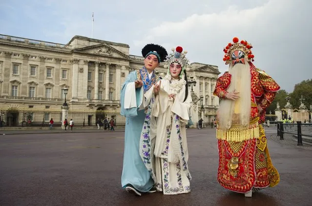 Members of The China National Peking Opera Company take in some sightseeing ahead of their performances at The Peacocok Theatre (13-15 October) on October 13, 2016 in London, England. (Photo by Eamonn M. McCormack/Getty Images)