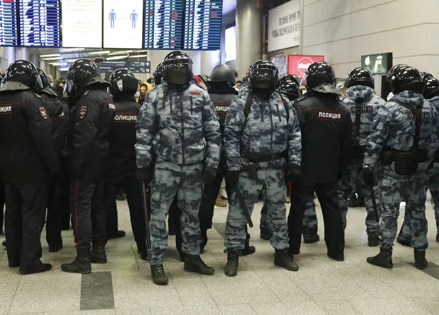 Police officers stand guard in a terminal of Moscow's Vnukovo airport before the expected arrival of Russian opposition leader Alexei Navalny, outside Moscow, Russia, Sunday, January 17, 2021. Leading Kremlin critic Alexei Navalny flew home to Russia on Sunday after recovering in Germany from his poisoning in August with a nerve agent. (Photo by Pavel Golovkin/AP Photo)