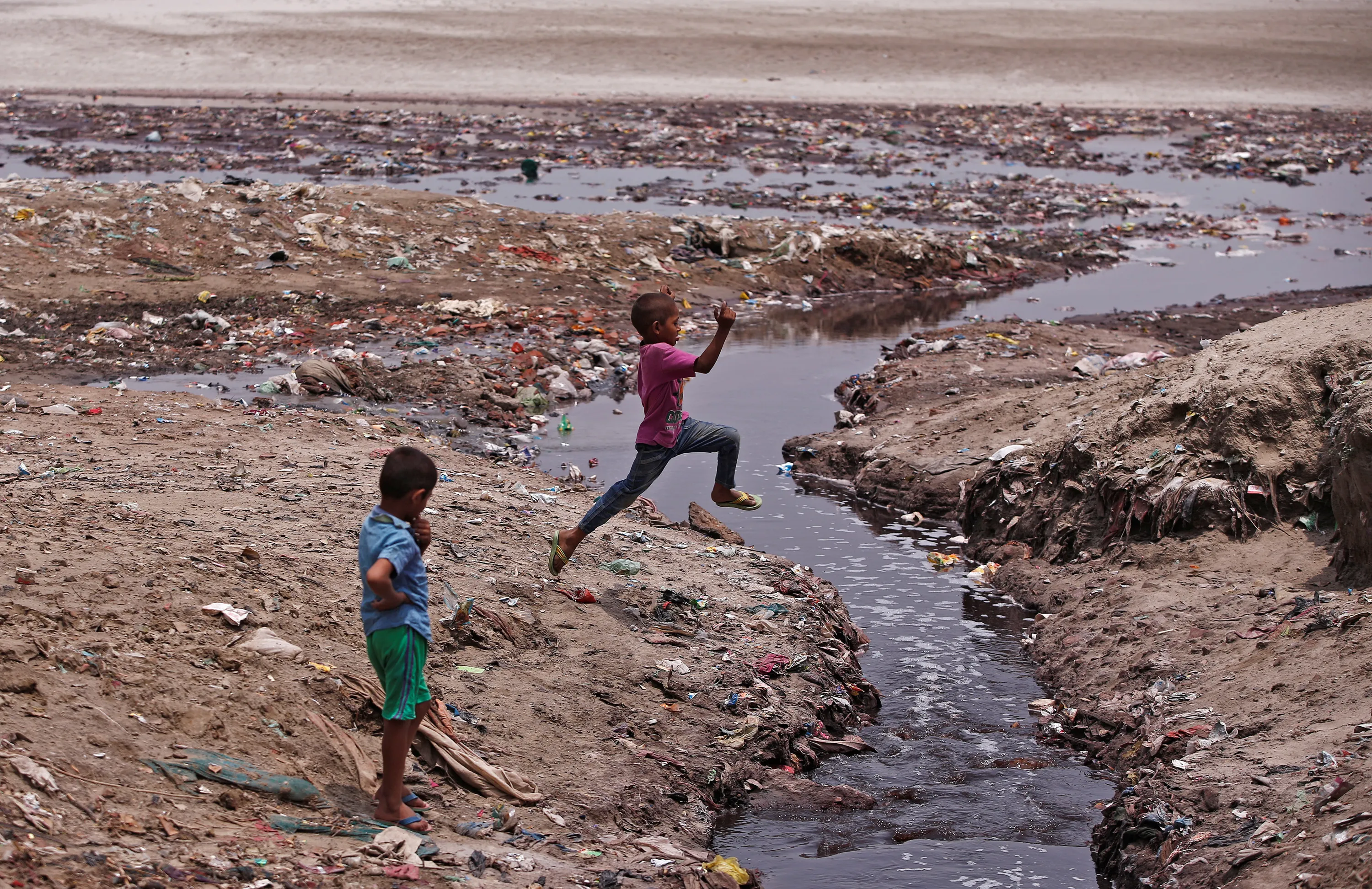 Идти в грязной воде. Ганг самая грязная река в мире. Река в Индии ганг самая грязная.