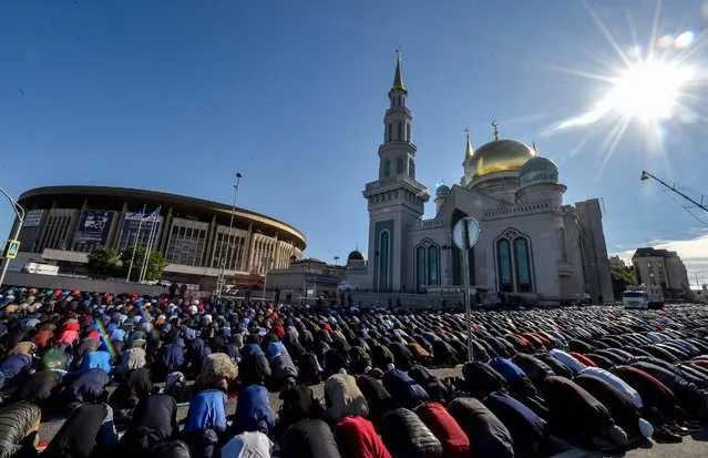 Russia's Muslims pray  at the central Mosque in Moscow on June 15, 2018, during the celebrations of Eid al-Fitr marking the end of the Muslim fasting month of Ramadan. (Photo by Vasily Maximov/AFP Photo)
