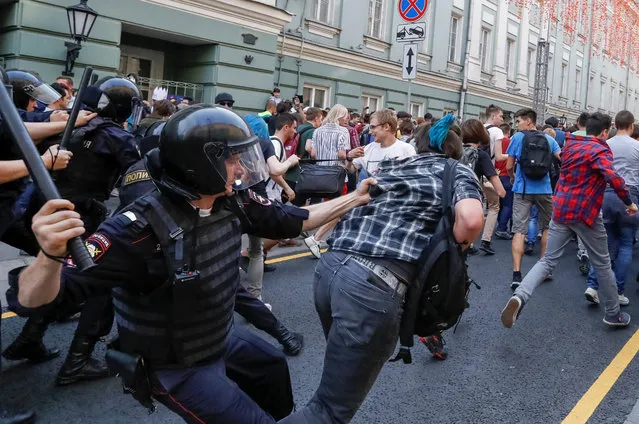 Police officers chase protesters during a rally against planned increases to the nationwide pension age in Moscow, Russia September 9, 2018. (Photo by Sergei Karpukhin/Reuters)