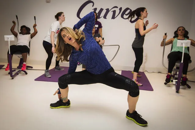 Fitness guru Jillian Michaels gives exercise instructions while promoting her new workout for the Curves franchise in New York January 15, 2014. (Photo by Lucas Jackson/Reuters)