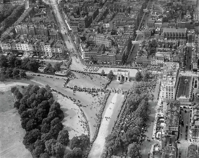 Crowds line the streets of Edgware Road, Hyde Park Corner and Park Lane for the homecoming procession of Edward Prince of Wales – the future King Edward VIII. 1922. (Photo by Aerofilms Collection via “A History of Britain From Above”)