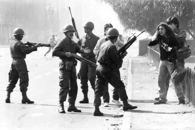 Army soldiers detain journalists during a peace demonstration along the Alameda avenue in downtown Santiago, Chile, May 20, 1986. (Photo by Marco Ugarte/AP Photo)
