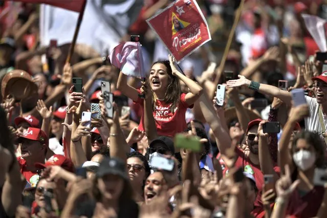 Supporters of Brazil's President-elect Luiz Inacio Lula da Silva cheer as he arrives at the National Congress for his inauguration ceremony, in Brasilia, on January 1, 2023. Lula da Silva, a 77-year-old leftist who already served as president of Brazil from 2003 to 2010, takes office for the third time with a grand inauguration in Brasilia. (Photo by Carl de Souza/AFP Photo)