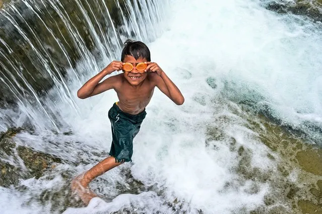 A child puts his swimming goggles on before jumping in a public pool of spring water in Japakeh, Indonesia's Aceh province on March 22, 2024, during the World Water Day. (Photo by Chaideer Mahyuddin/AFP Photo)