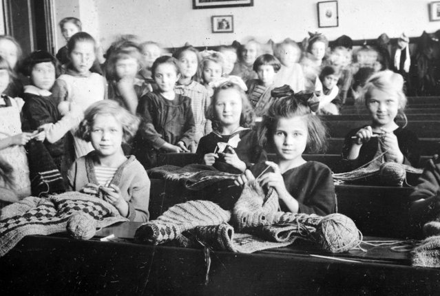 In the Vinohrady district of Prague, primary-school students knit and crochet for Russian aid, volunteering for the Prague Czecho-Slovak Junior Red Cross on March 8, 1922. (Photo by Library of Congress)
