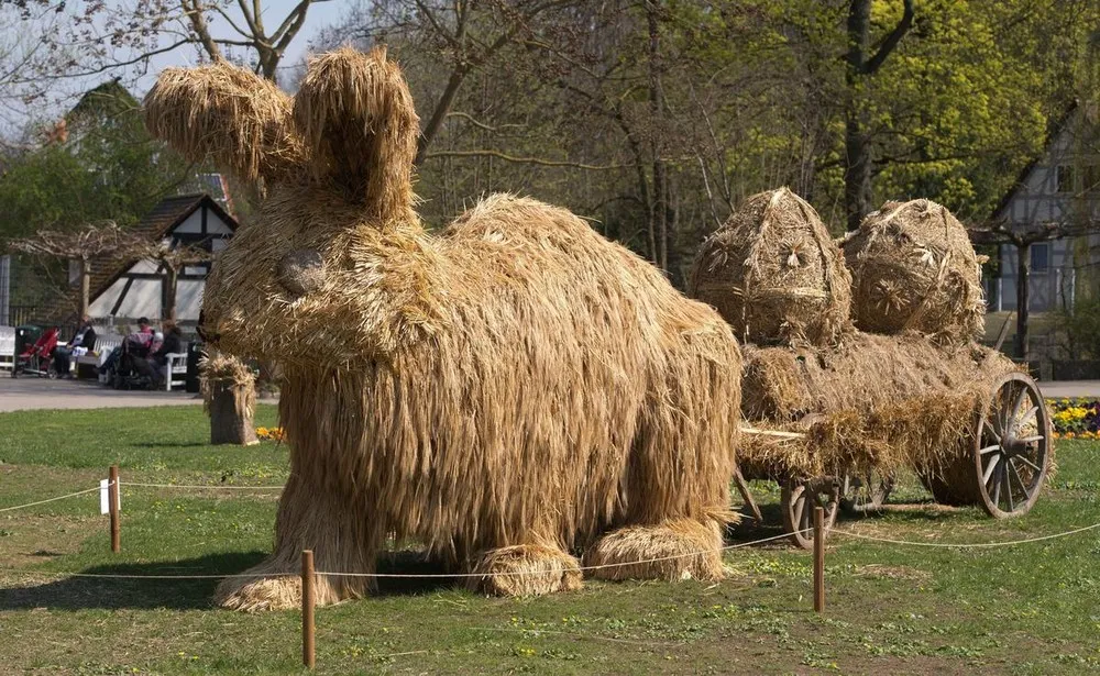 Straw Sculptures in Japan