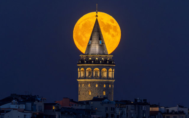 A supermoon, known as the blue moon and “Sturgeon Moon”, rises over the historical Galata Tower in Istanbul, Turkey on August 19, 2024. (Photo by Umit Bektas/Reuters)