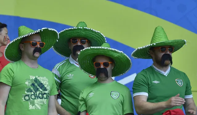 Ireland supporters attend the Euro 2016 group E football match between Belgium and Ireland at the Matmut Atlantique stadium in Bordeaux on June 18, 2016. (Photo by Loic Venance/AFP Photo)