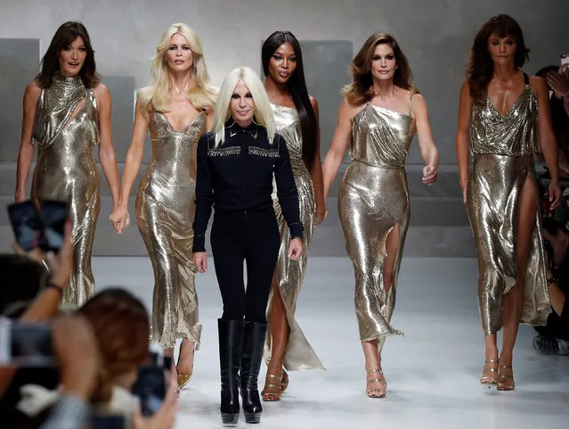 Italian designer Donatella Versace (3L) acknowledges the applause with former top models Carla Bruni (L), Claudia Schiffer, Naomi Campbell, Cindy Crawford and Helena Christensen (R) at the end of Versace Spring/Summer 2018 show at the Milan Fashion Week in Milan, Italy, September 22, 2017. (Photo by Stefano Rellandini/Reuters)