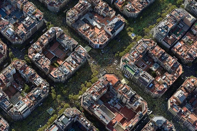 This handout picture released on September 11, 2017 by the Assemblea Nacional Catalana (Catalan National Assembly) shows an aerial view of people holding a giant banner reading in Catalan “Peace” during a pro- independence demonstration, on September 11, 2017 in Barcelona during the National Day of Catalonia, the “Diada”. (Photo by Roser Vilallonga/AFP Photo)
