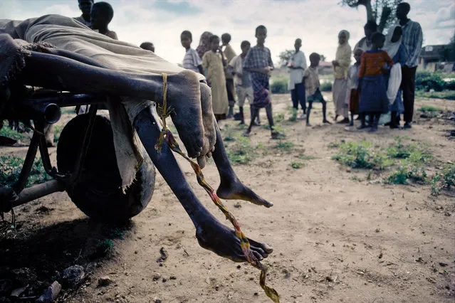 Somalia, Kurtun Warey.  Feeding center for the persons displaced by the civil war in July 1992. (Jean-Claude Coutausse)