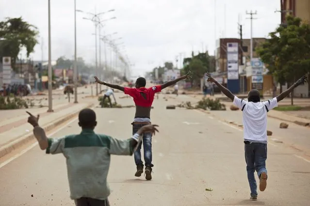 Anti-coup protesters gesture on a road in Ouagadougou, Burkina Faso, September 18, 2015. (Photo by Joe Penney/Reuters)