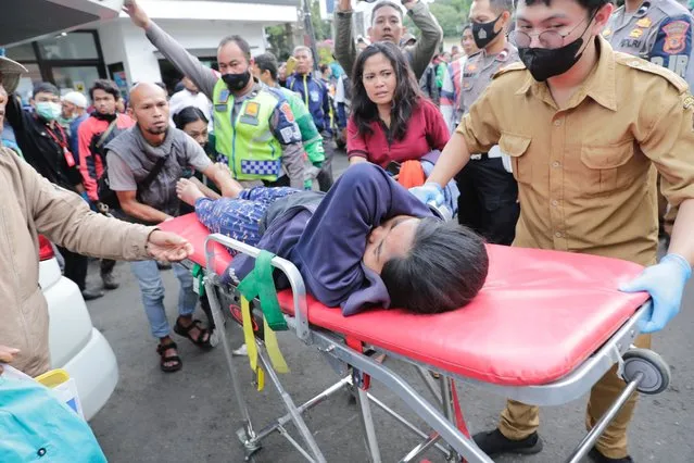 Rescuers carry an injured victim of the earthquake at a hospital in Cianjur, West Java, Indonesia, 21 November 2022. According to Indonesia's meteorology agency (BMGK) a 5.6 magnitude quake hit southwest of Cianjur, West Java. (Photo by Adi Weda/EPA/EFE)